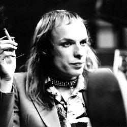Brian Eno in makeup, looking glam even with thinning hair.