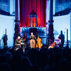 A jazz band playing in the chapel at De Duif.