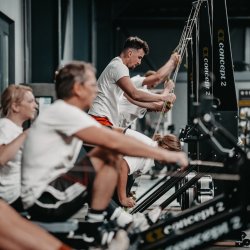 Gemeinsames Training an Rudergeräten und SkiErgs im ATMO CLUB.