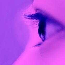Gaze Matters - When Does a Picture Become an Idol?