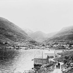 Stadane langs Fjorden. Sørsida utover Sognefjorden. Ein båttur med lokalhistorie i Sogn.