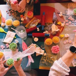 Image of cake decorating workshop