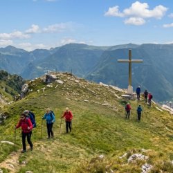 09.15 TREKKING CORTO -  alla scoperta della Croce dei Caduti degli Alpini di Sabbionara con guida certificata