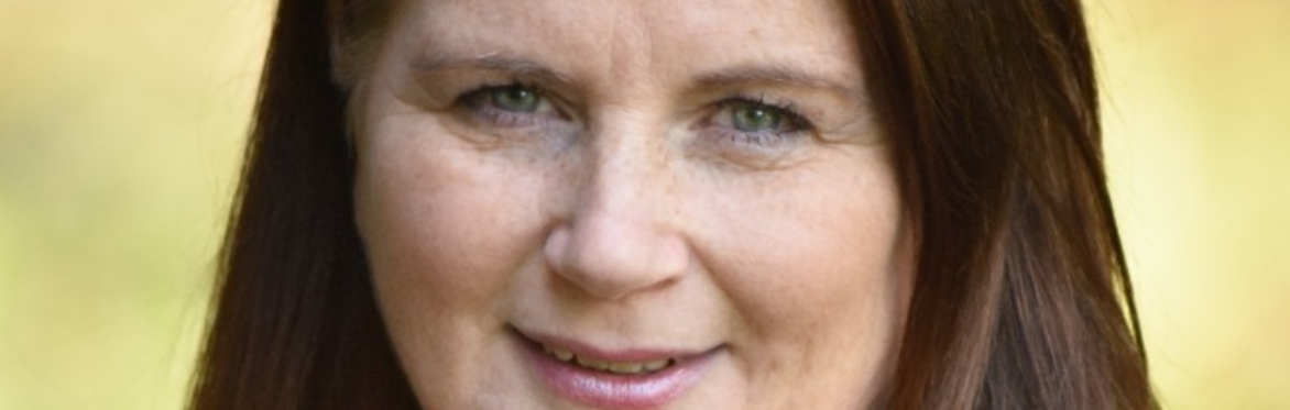 Head and Shoulder picture of Yvonne Sloan against a pale background