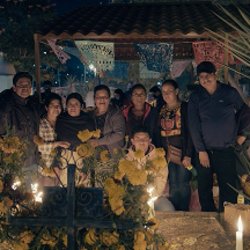 Familia en Altar de Muertos