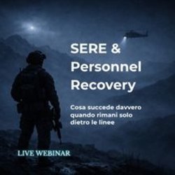 Operatore isolato di notte in ambiente montano con elicottero in lontananza, webinar SERE e Personnel Recovery