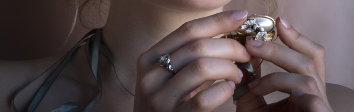 SCENT AS PRESENCE: SENSORY EXPERIENCE
