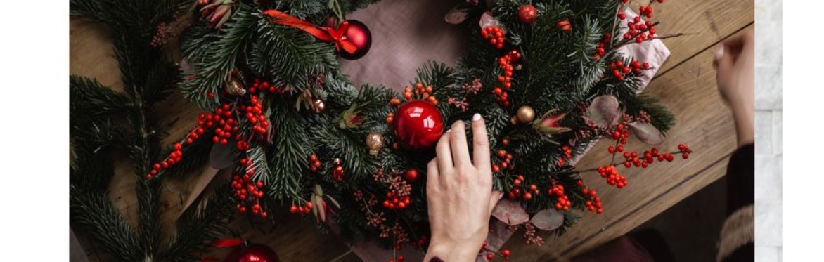 A picture of a Christmas wreath