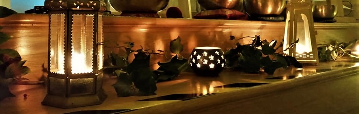 olden gongs, Candlelight and lamp light, holly, winter greenery