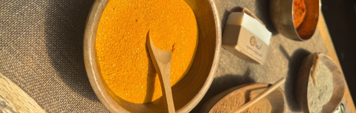 Saponi artigianali naturali, erbe ayurvediche e ingredienti vegetali per laboratorio creativo.