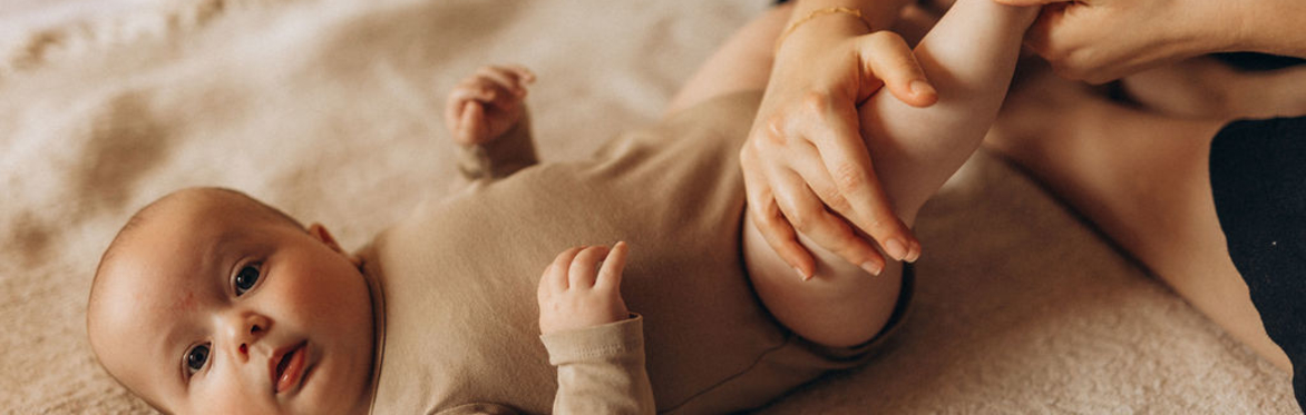 maman qui masse son bébé