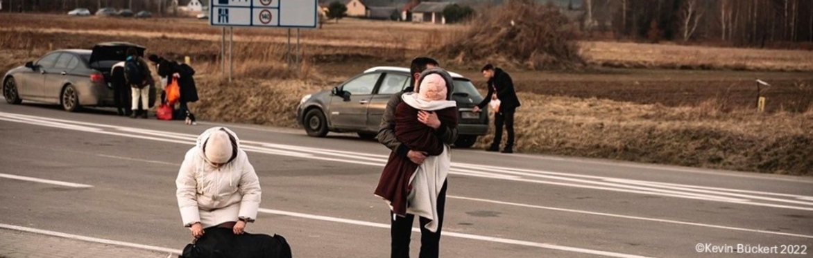 Ukrainian refugees on the side of the road by Kevin Bückert (2022)
