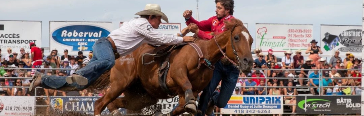 Un cowboy montant son cheval.