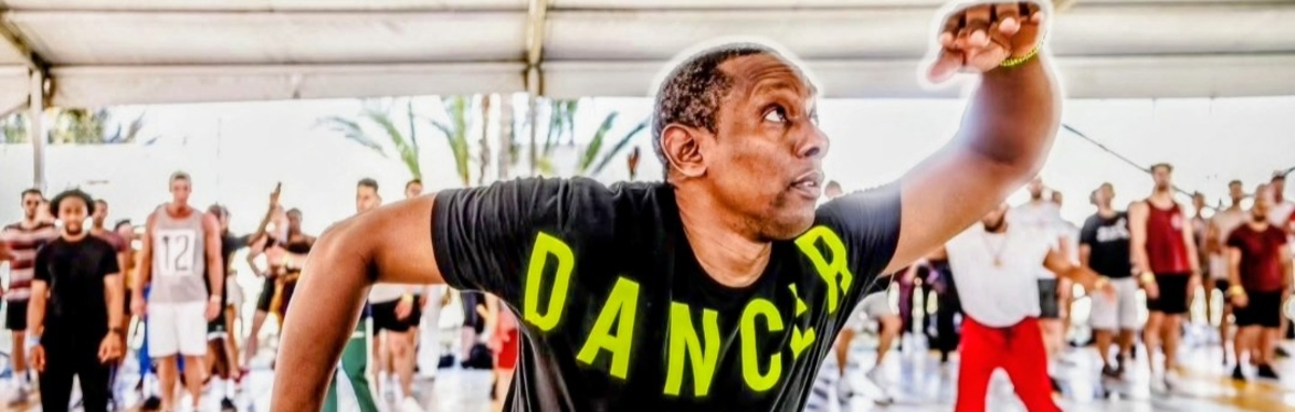 Iván Bantú teaching a dance class