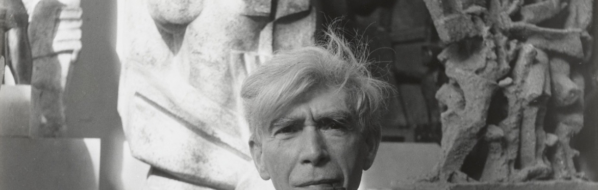 Ossip Zadkine in zijn atelier in 1948 door Emmy Andriesse