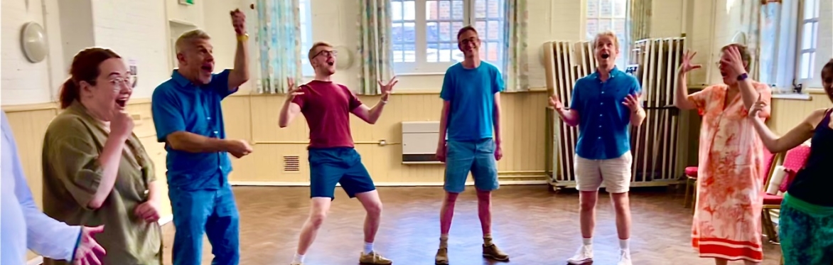 8 bright clothed singers in a horse shoe shape