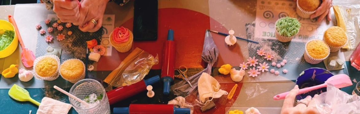 Image of cake decorating workshop
