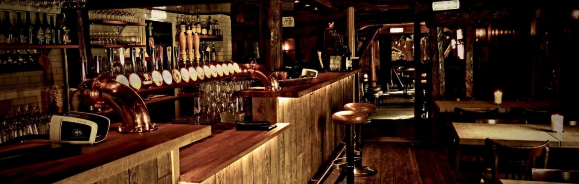 attendees at Life After Oil pub meet up