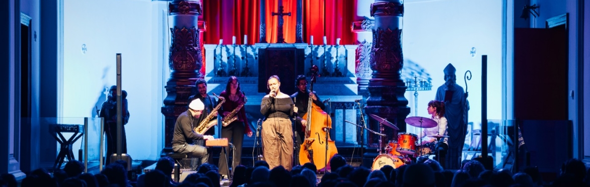 A jazz band playing in the chapel at De Duif.