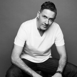 Robin Sings & Plays: Tony Bennett
