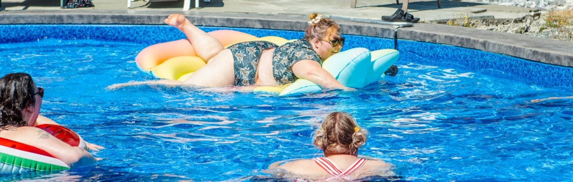 4 friends enjoying the pool