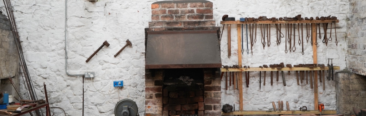 Santa's Forge: A Magical Christmas Grotto Experience / Efail Siôn Corn: Profiad Groto Nadolig Hudolus
