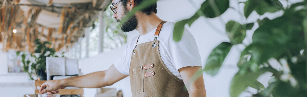 From Earth to Your Desk: Onion Bioleather Workshop  |  De la Tierra a tu Escritorio: Taller de Biocuero con Cebolla
