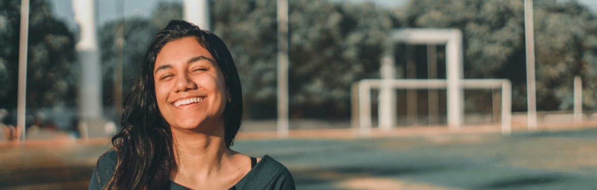 https://unsplash.com/photos/woman-standing-on-the-side-of-the-street-4fv4WX1moKY