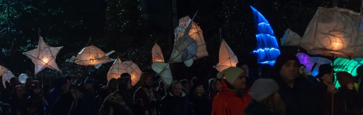 Lanterns above the heads of the crowd