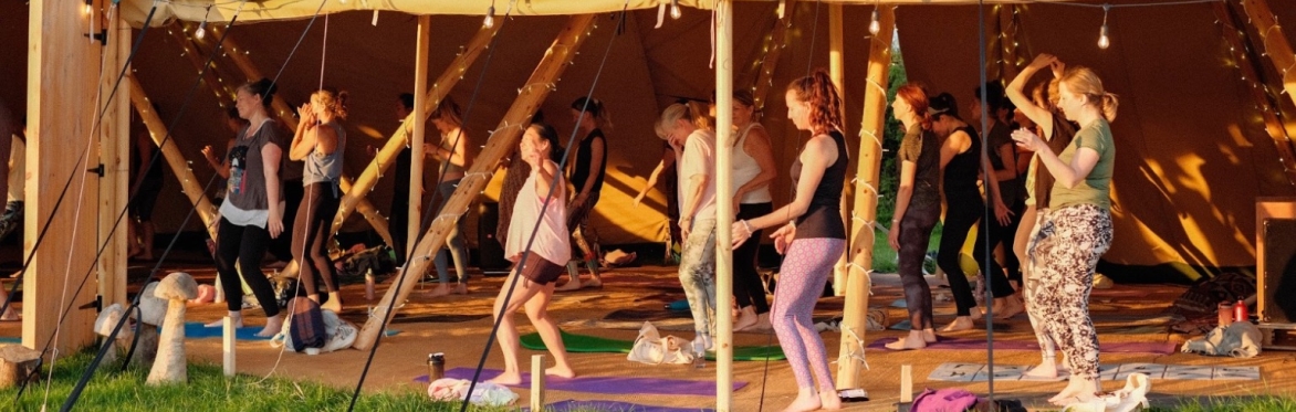 Wellness: Sunset Yoga, DJ & Rosé evening