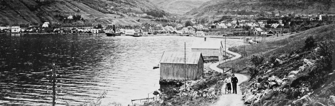 Stadane langs Fjorden. Sørsida utover Sognefjorden. Ein båttur med lokalhistorie i Sogn.