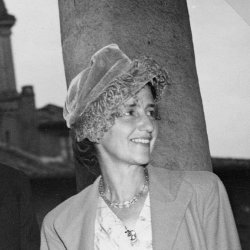 Fotografia a mezzo busto di Francesca Romani.