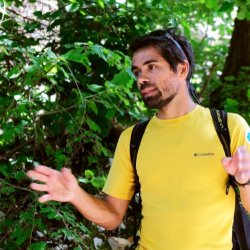 Primo piano dell' Accompagnatore di Media Montagna Luca Stefenelli mentre spiega durante un'escursione