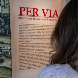 Cartiglio con la descrizione del Museo Per Via (Museo delle Stampe e dell'Ambulantato che racconta la storia degli ambulanti tesini)