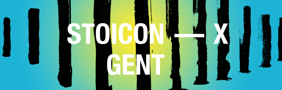 Banner met een turquoise-blauwe achtergrond en verticale zwarte penseelstrepen die doen denken aan boomstammen. In het midden staat in grote witte letters “STOICON — X GENT”, met achter de tekst een g