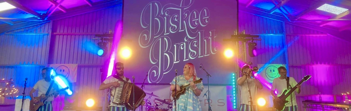 Biskee Brisht band live on stage