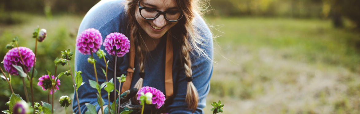 Lady cutting sustainable flowers