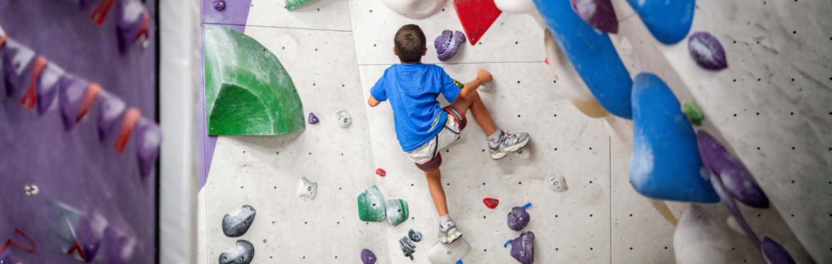Arrampicata in palestra per bambini