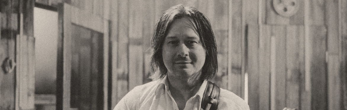 Les Thomas: Australian singer-songwriter and storyteller
