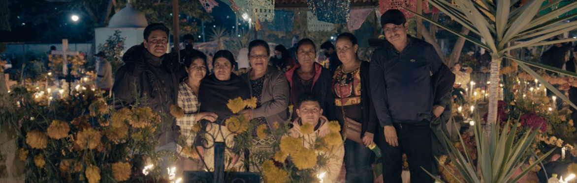 Familia en Altar de Muertos
