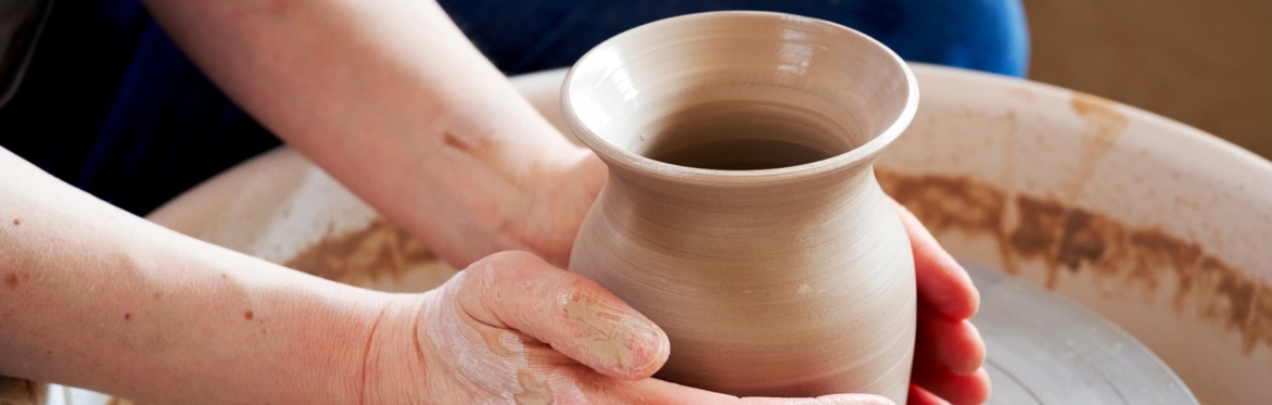 Throwing on the Wheel, all levels, with Joanna Szwej-Hawkin - 6-week course for adults