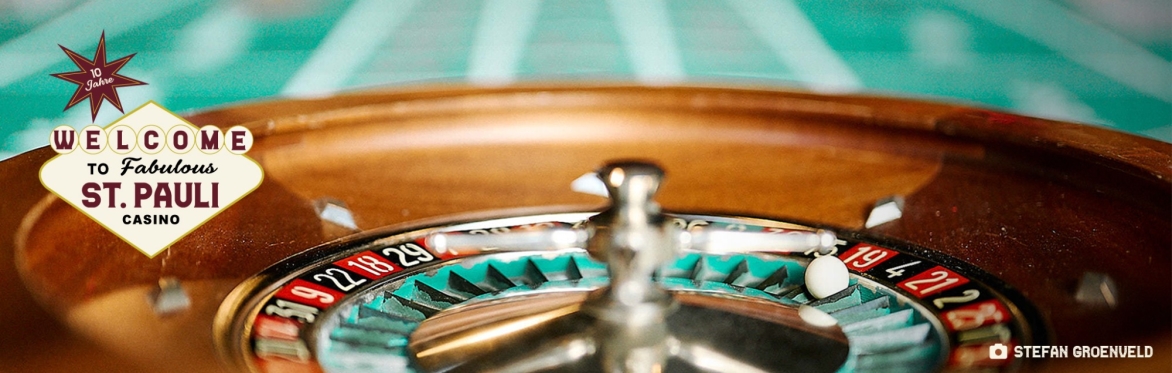 Roulette sowie im Hintergrund verschwommen der Roulettetisch. Vorne das Logo von Casino St. Pauli sowie der Name des Fotografen Stefan Groenveld.
