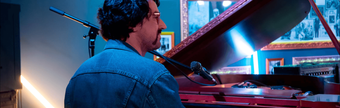Eric Sites at the Révéler grand piano