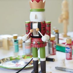 FESTIVE NUTCRACKER DECORATING