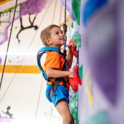 Arrampicata in palestra per bambini