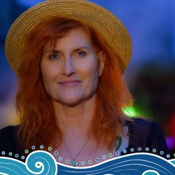 Eddi Reader smiling with straw hat
