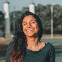 https://unsplash.com/photos/woman-standing-on-the-side-of-the-street-4fv4WX1moKY