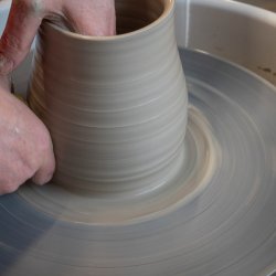 Beginners, Throwing on the wheel : Wednesday morning 10am for Beginners and intermediate)