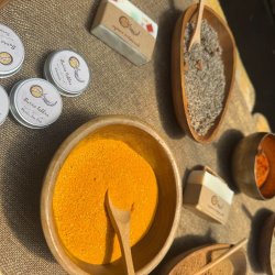 Saponi artigianali naturali, erbe ayurvediche e ingredienti vegetali per laboratorio creativo.