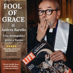Uno strampalato prete con l'aria sorpresa